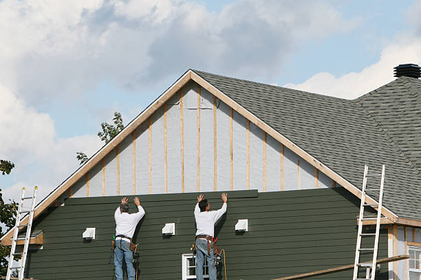 Professional Siding technician working in Wolcott, IN